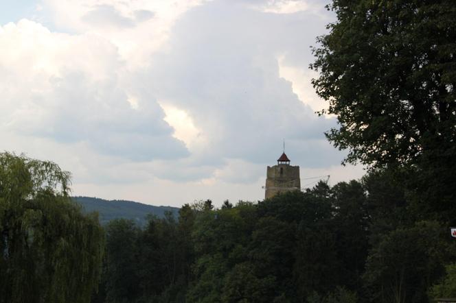 To jedno z najmniejszych miast na mapie Małopolski. Można w nim podziwiać sławny zamek