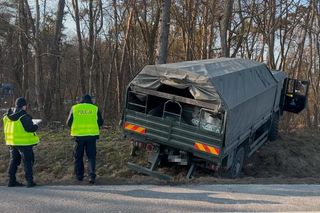 Kierowca z woj. lubelskiego miał prawie dwa promile alkoholu w organizmie. Doprowadził do zderzenia z pojazdem wojskowym na krajowej „17”
