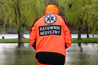 Świadkowie i służby medyczne uratowali życie 49-latkowi! Reanimacja w Dolinie Trzech Stawów