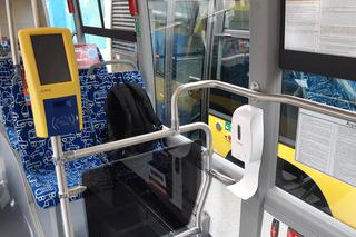 Dezynfekcja rąk w autobusie