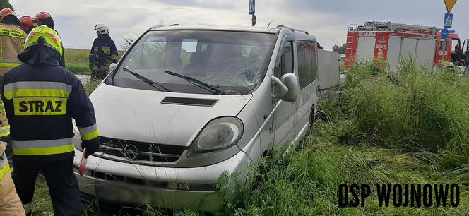 Bus zderzył z się "osobówką". Jedna osoba trafiła do szpitala