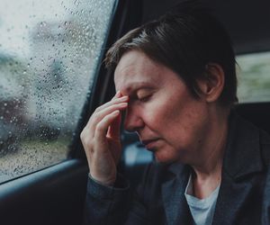 Kolano boli, bo idzie deszcz? Bóle to początek problemów przy złej pogodzie