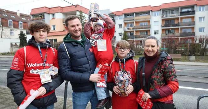 W Gdańsku już grają dla WOŚP. Wolontariusze na ulicach, a pierwsze datki już w puszkach