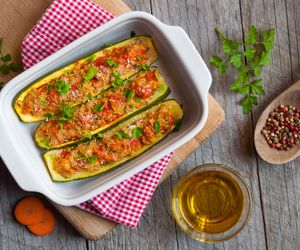 Łódeczki z cukinii zapiekane z mięsem mielonym: przepis