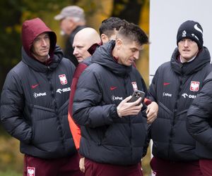 Reprezentacja zmokła na spacerze. Lewandowski się krył przed deszczem