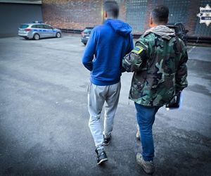 31-latek potrącił policjanta i uciekł. Był ścigany listami gończymi. Łowcy głów znaleźli go w wersalce