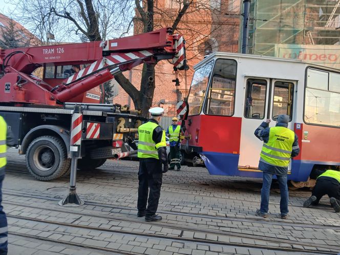 To mogło skończyć się tragedią w centrum Bydgoszczy. Wykoleił się tramwaj, którym podróżowało 50 pasażerów