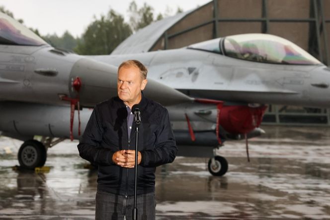 Donald Tusk w bazie lotnictwa w Łasku