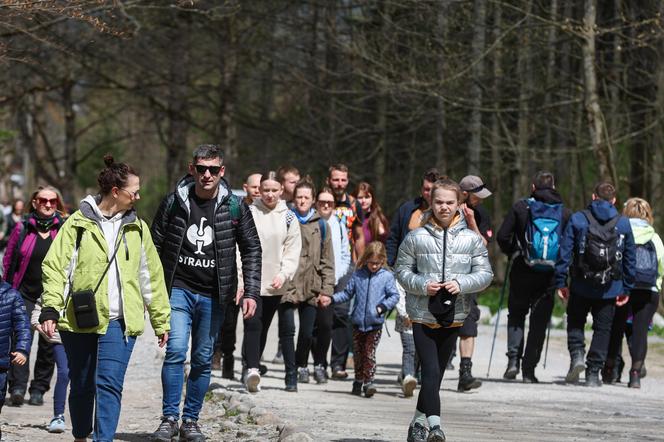 Tłumy turystów w Dolinie Kościeliskiej przed majówką