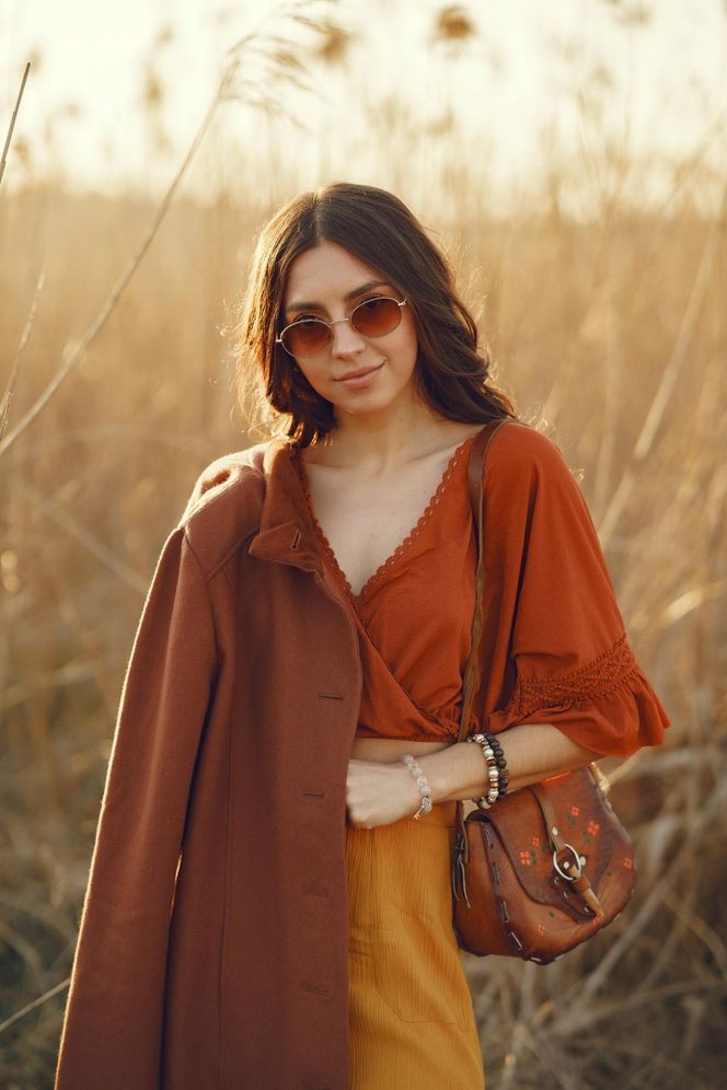 Pieczone kasztany w jesiennych stylizacjach. Ubrania w tym kolorze to zdecydowane must have sezonu