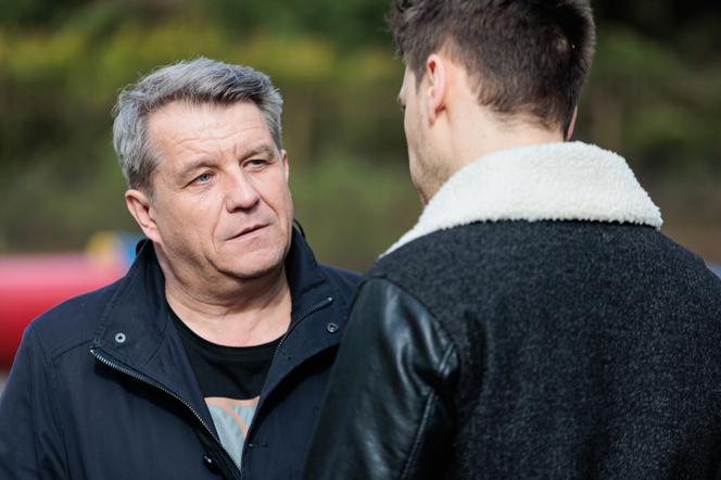 Na Wspólnej odc. 3490. Marek Zimiński (Grzegorz Gzyl), Błażej (Jakub Świderski)