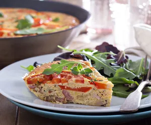 Frittata z resztek. Pomysł na szybki obiad z resztek w lodówce