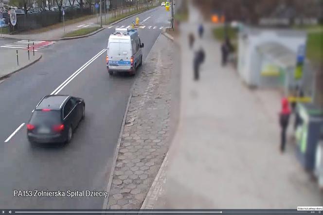 Policjanci eksortowali auto do szpitala w Olsztynie. Dziecko potrzebowało pomocy