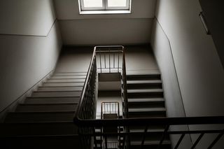 Młoda kobieta była więziona i gwałcona przez znajomego. Jak wpadł sprawca po filmowej ucieczce?