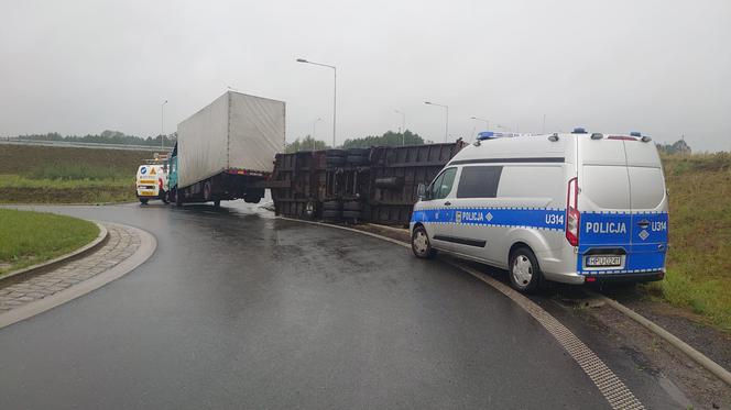 Utrudnienia przy S5 pod Lesznem. Na rondzie przerwóciła się ciężarówka z przyczepą