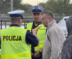 Opel zderzył się z autobusem na Moście Grota. Dwie osoby ranne, gigantyczne utrudnienia 