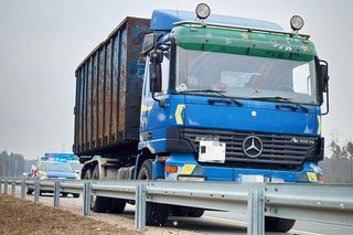 Uciekał kradzioną ciężarówką przed policjantami z Mazur. Kierowca był osobą zaginioną