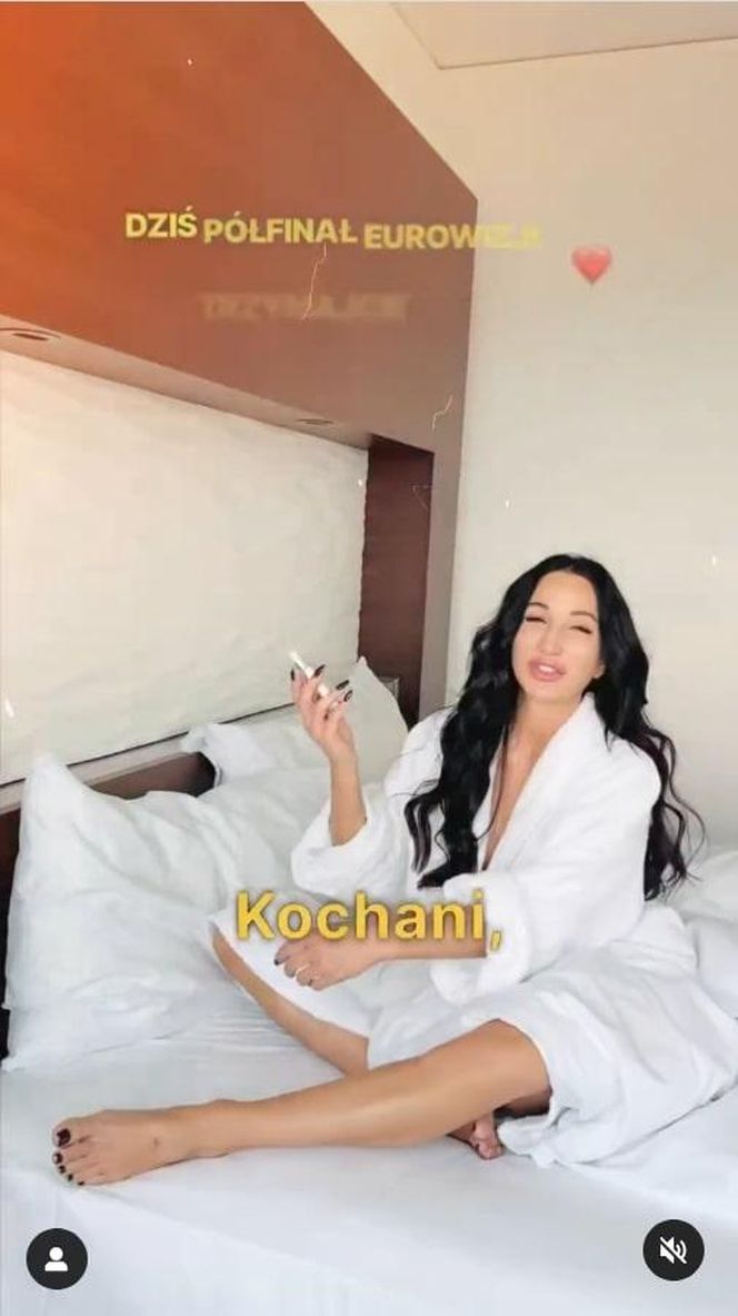 Justyna Steczkowska chwali się nagraniem z łóżka. Jej ciało zakrywa tylko szlafrok!