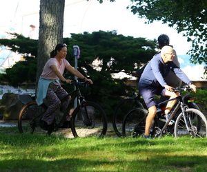 Ewa Drzyzga z mężem na rowerach. Operacje plastyczne nie są dla mnie!