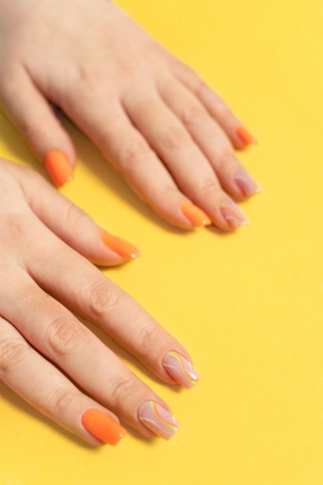 Pumpkin spice nails to najmodniejszy manicure na jesień. Oto najmodniejsze odcienie "dyniowych" paznokci