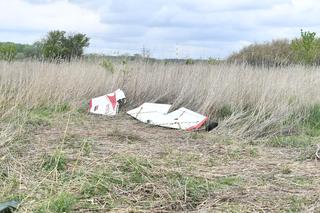 Warszawa. Wojsko wyciąga samolot, który wpadł do bagna