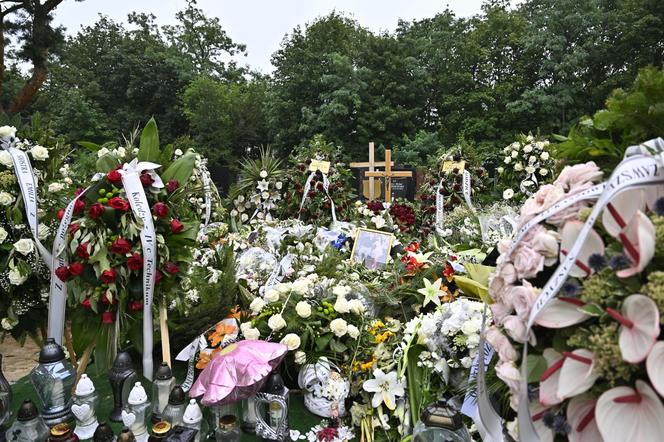 Grób Patrycji i Łukasza utonął w białych kwiatach. Małżeństwo zginęło ratując swoją 4-letnią córeczkę