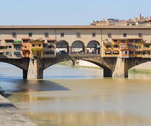 Największe targowisko na moście? Średniowieczny most Ponte Vecchio we Florencji to most mieszkalny, dziś pełen sklepów złotniczych. Fot. Mihael Grmek