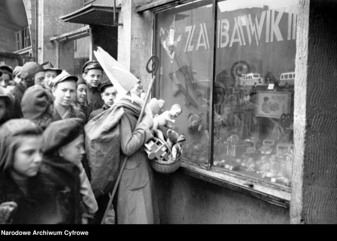 Mikołaj w Ogrodzie Saskim - między 1947 r. i 1950 r. 