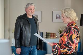 Na Wspólnej, odcinek 3665: Agnieszka (Katarzyna Walter), policjant (Dariusz Klimek)