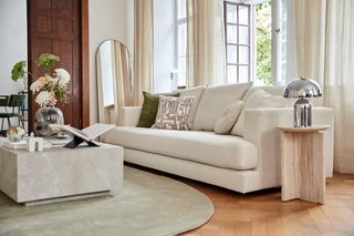 Białe meble w salonie