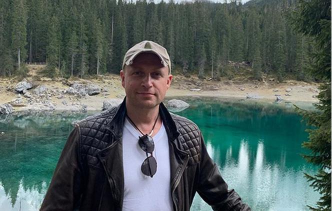 Piotr Adamczyk pozuje na tle najpiękniejszego jeziora w Europie. Zobacz gdzie