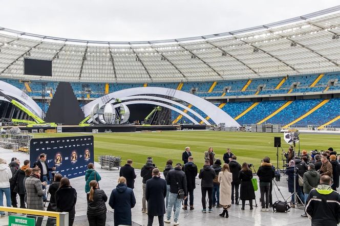 Budowa scen sylwestrowych na Stadionie Śląskim