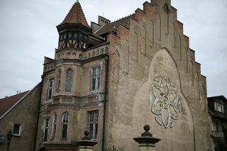 Zabytkowa kamienica przy ulicy Królowej Jadwigi w Lesznie 