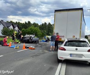 Wypadek w Chełmie Śląskim. Kierowca wjechał pod ciężarówkę