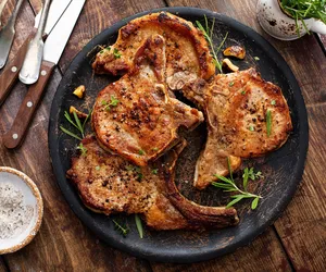 Kotlety wieprzowe w musztardowej glazurze. Tradycyjne schabowe w nieoczywisty sposób