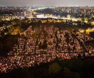  Setki migoczących zniczy. Tak wyglądają polskie cmentarze po zmroku. Zobacz niezwykłe zdjęcia