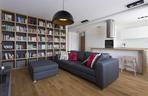 Nowoczesna biblioteka sercem salonu 