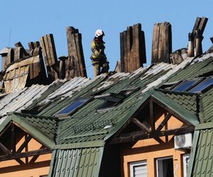  Zniszczenia bloku mieszkalnego po pożarze w Ząbkach