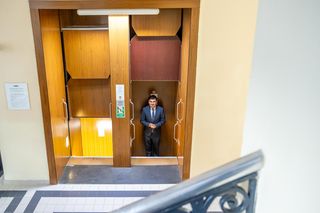 Ta winda nigdy się nie zatrzymuje. To unikat, w Polsce jest ich tylko kilka. Winda paciorkowa jeździ już od 95 lat