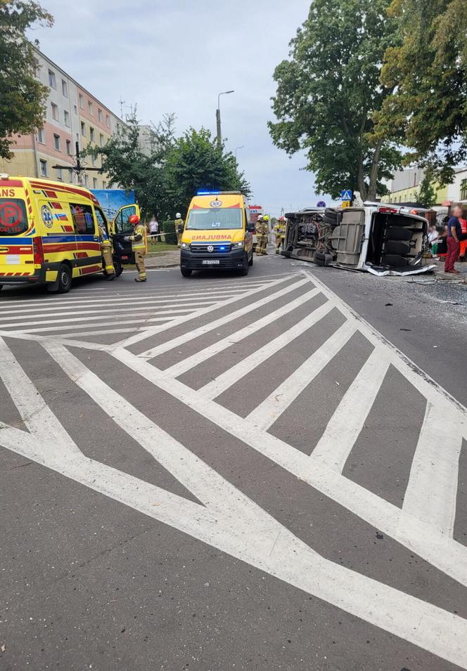 Wypadek w Lubrańcu. Wiele osób rannych po zderzeniu busa i osobówki 