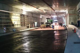 Pierwsze warstwy asfaltu w tunelu pod Świną 