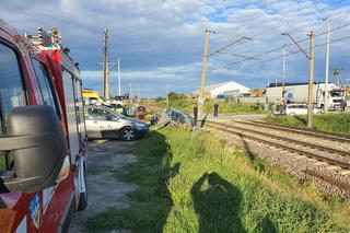 Pomyliła biegi i dwa samochody wjechały pod pociąg