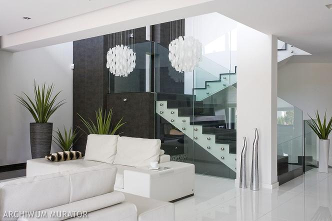 Przykładowe aranżacje salonu - schody ze szklaną balustradą