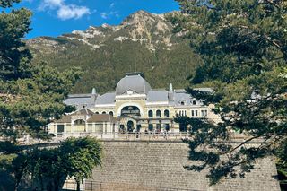 Górski Titanic na końcu magicznego tunelu.  Miał być największym dworcem kolejowym w Europie, teraz dostał szansę jako hotel