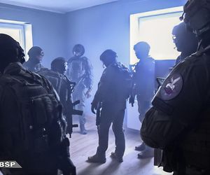 CBŚP rozbiło niebezpieczny gang z PIaseczna. 13 osób zatrzymanych