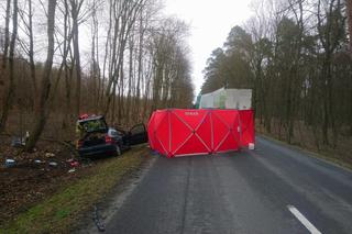 Koszmarny wypadek pod Bydgoszczą. 19-latka wjechała prosto pod tira. Kobieta nie żyje