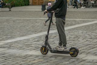 Na hulajnodze wjechał w rodzinę z noworodkiem. Policja apeluje i edukuje
