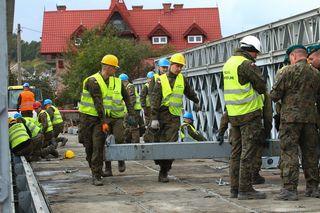 Głuchołazy podnoszą się po powodzi. Trwa odbudowa mostu [ZDJĘCIA]