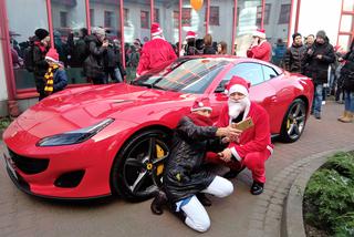 Święty Mikołaj zamienił sanie i renifery na czerwone Ferrari. Dzieciaki z chorzowskiego szpitala zachwycone [ZDJĘCIA]