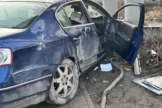  Huknął w słup i uciekł z miejsca wypadku. W aucie zostawił rannego pasażera. Trwa obława